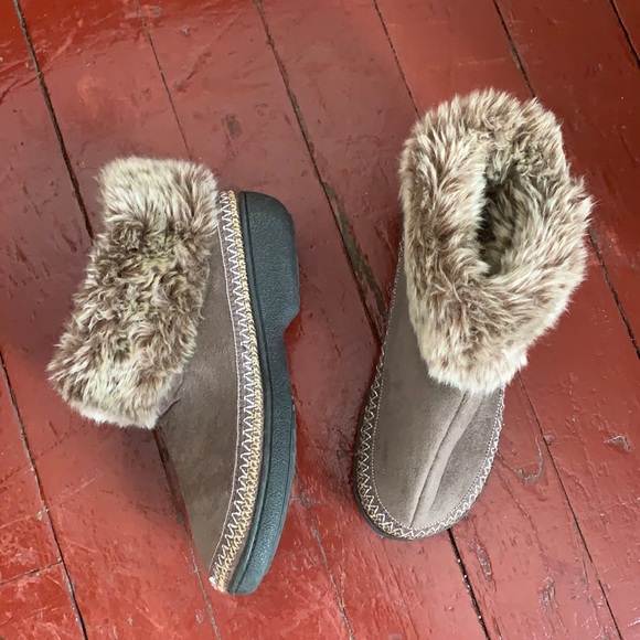 Suede slippers w faux fur trim. Rubber soles.
